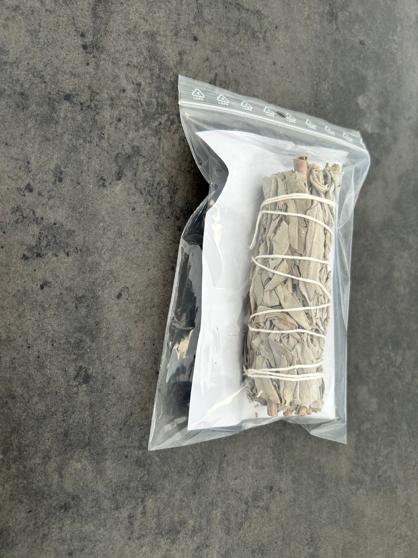 Smudge alla salvia e al palo santo