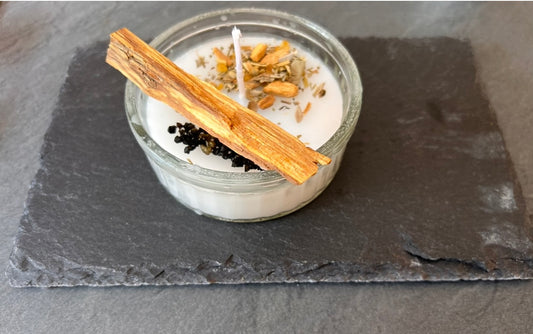 Candela artigianale con cera d'api alla vaniglia con palo santo e granelli d'incenso pontificato