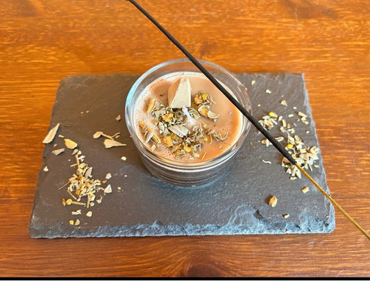 Candela artigianale al cioccolato con erbe sacre